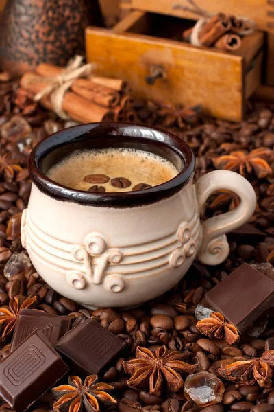 Složení s šálek kávy, kávových zrn a starý mlýn — Stock fotografie
