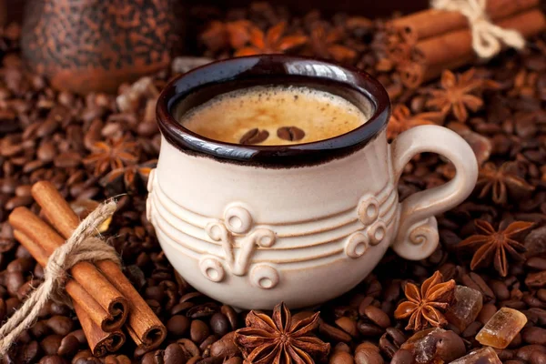 Kaffekopp och kaffebönor — Stockfoto