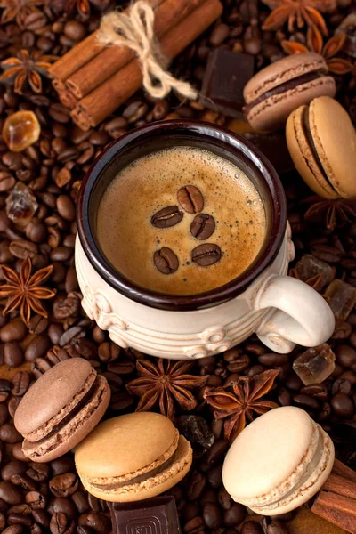 Macarrones franceses con taza de café — Foto de Stock