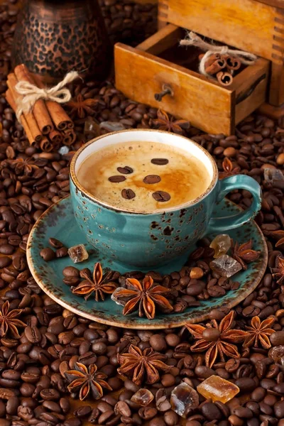 Šálek kávy, fazole a starý mlýnek na kávu — Stock fotografie