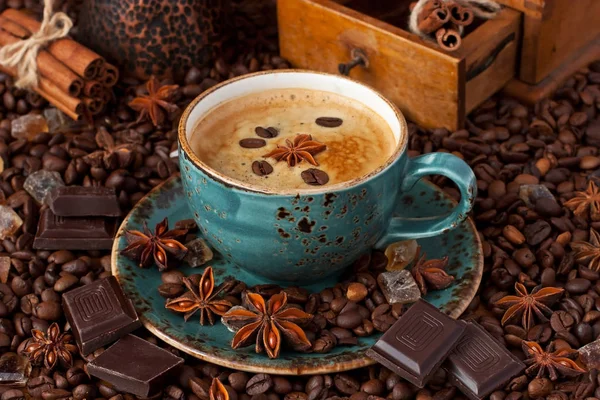 Coffee cup, beans and old grinder — Stock Photo, Image