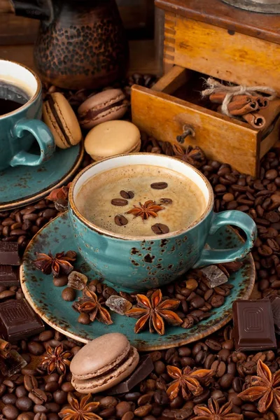 Macarrones franceses con taza de café — Foto de Stock