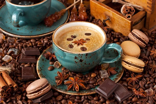 Tazza di caffè, fagioli e vecchio macinino — Foto Stock