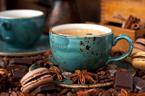 Macarrones franceses con taza de café — Foto de Stock