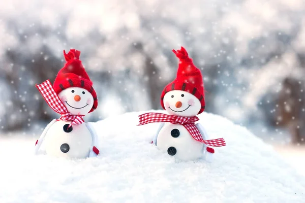 Dois bonecos de neve sorridentes amigos na neve — Fotografia de Stock