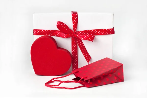Gift bag and gift box for Valentines day, wedding or birthday — Stock Photo, Image