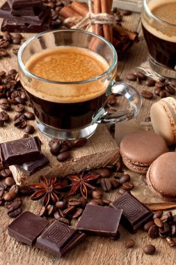 Kahve cam kupa ve çerezleri ahşap rustik zemin üzerine