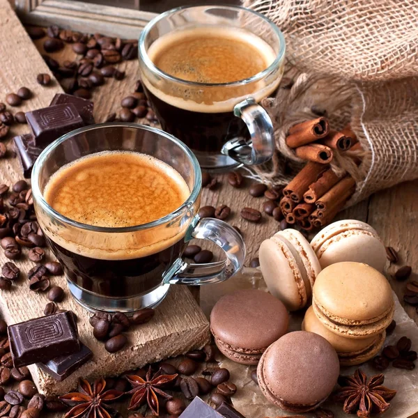 Caffè in tazza di vetro e biscotti su sfondo rustico in legno — Foto Stock