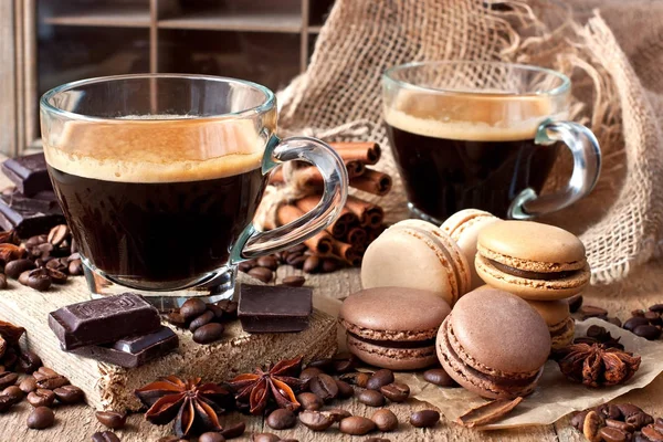 Caffè in tazza di vetro e biscotti su sfondo rustico in legno — Foto Stock