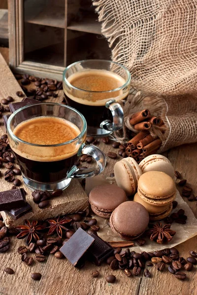 Kaffee im Glasbecher und Kekse auf rustikalem Holzgrund — Stockfoto