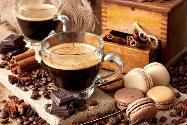 Coffee cup and coffee beans on wooden table — Stock Photo, Image