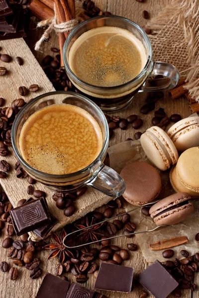 Kaffeetasse und Kaffeebohnen auf Holztisch — Stockfoto