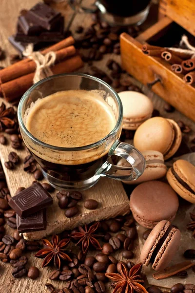 Kaffekopp och kaffebönor på träbord — Stockfoto