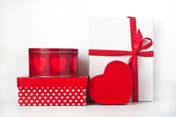 Bella composizione romantica con scatole regalo. S. Valentino o sfondo di compleanno — Foto Stock