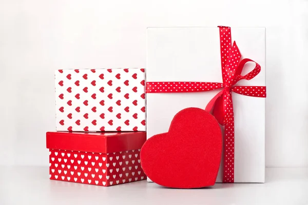 Schöne romantische Komposition mit Geschenkschachteln. st. valentines Tag oder Geburtstag Hintergrund — Stockfoto