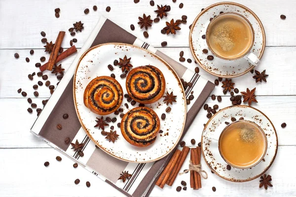 Läckra bullar och kopp aromatiskt kaffe — Stockfoto