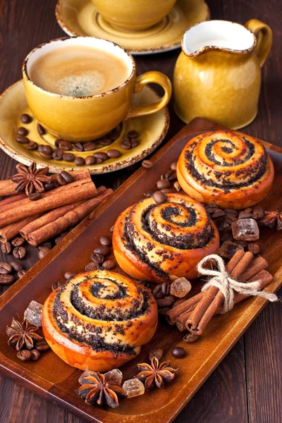 Bollos de amapola caseros con taza de café — Foto de Stock