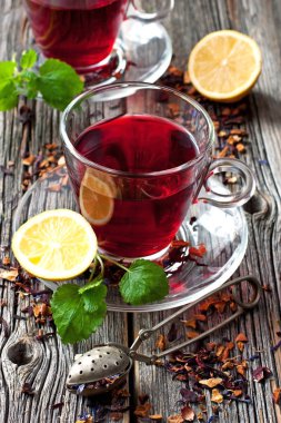 Pembe çay limon ile 