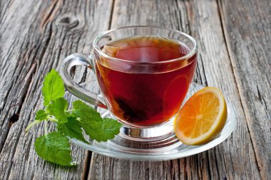 Ahşap arka plan üzerinde çay bardağı ile kompozisyon. 