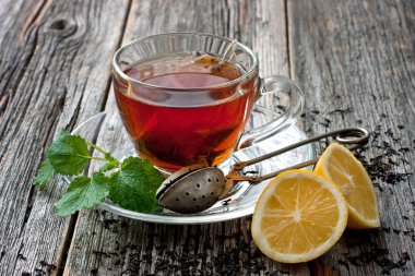 Ahşap arka plan üzerinde çay bardağı ile kompozisyon. 