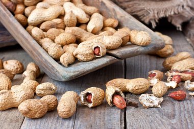 Fıstık öbek üzerinde ahşap masa, seçici odak