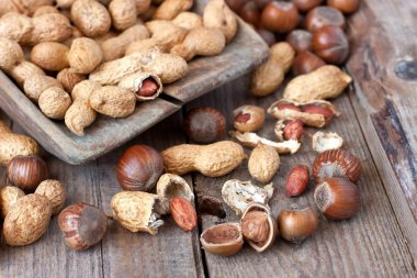 Fıstık öbek üzerinde ahşap masa, seçici odak