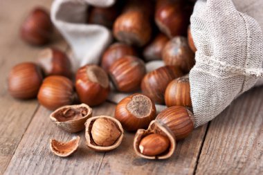 Ahşap masa, seçici odak yığında fındık