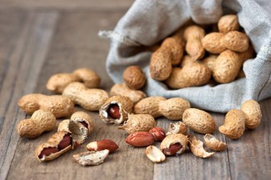 Fıstık öbek üzerinde ahşap masa, seçici odak