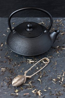 Taş Masa üzerinde Asya çaydanlık