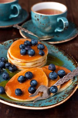 Krep ve çay bardağı ile tatlı plaka