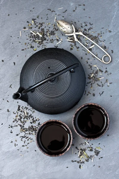 Азиатский чайный сервиз на камне — стоковое фото