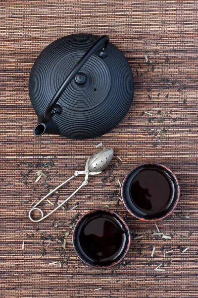 Conjunto de chá asiático no fundo de bambu de vime — Fotografia de Stock