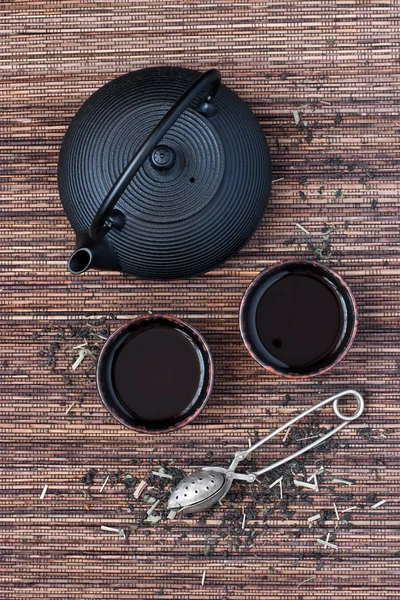 Grönt te med svart köksredskap — Stockfoto