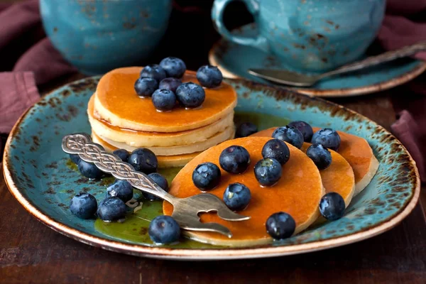 Goldene Pfannkuchen mit Blaubeeren — Stockfoto