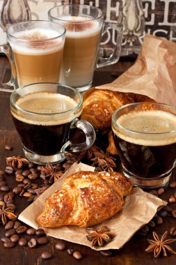 Kruvasan ile kahvaltı kahve