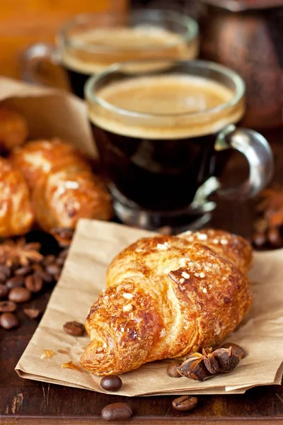 Caffè in tazza di vetro su sfondo rustico in legno — Foto Stock