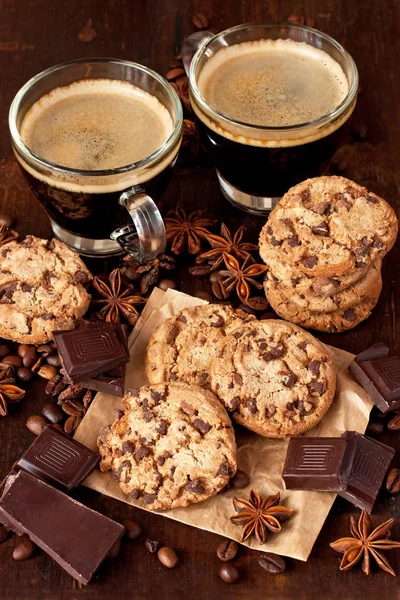 Caffè in tazza di vetro su sfondo rustico in legno — Foto Stock