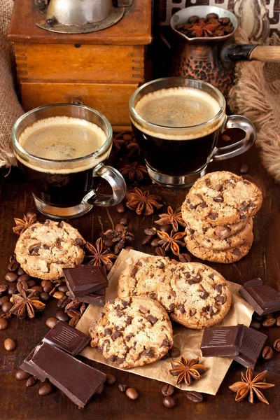 Kaffee im Glasbecher auf rustikalem Holzhintergrund — Stockfoto