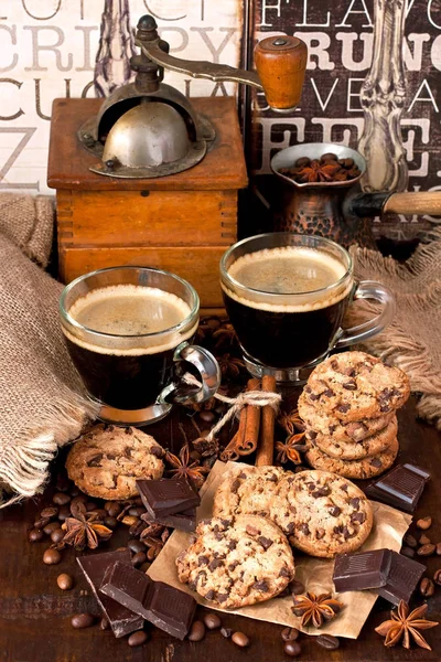 Káva ve skleněných hrnek na dřevěné rustikální pozadí — Stock fotografie