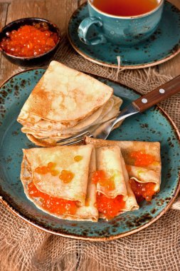 Krep seramik plaka üzerinde havyar ile