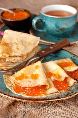 Krep seramik plaka üzerinde havyar ile