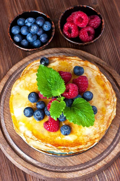 Läckra pannkakor med färska bär — Stockfoto