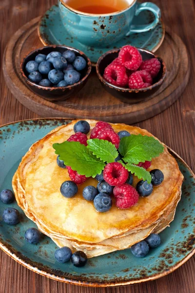 Desserttallrik med pannkakor och bär — Stockfoto