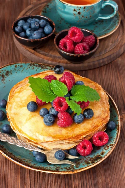 Läckra pannkakor med färska bär — Stockfoto