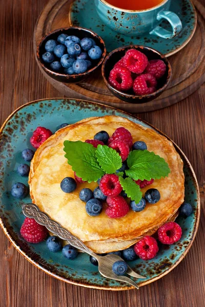 Placa de postre con panqueques y bayas —  Fotos de Stock