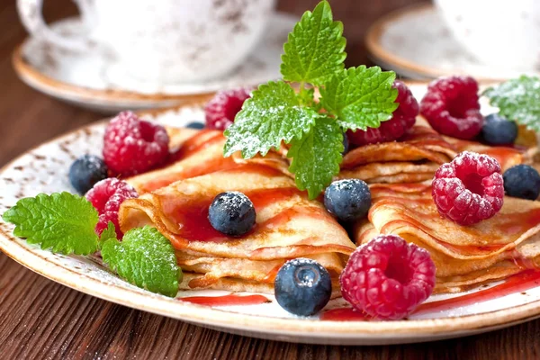 Dessert bord met pannenkoeken en bessen — Stockfoto