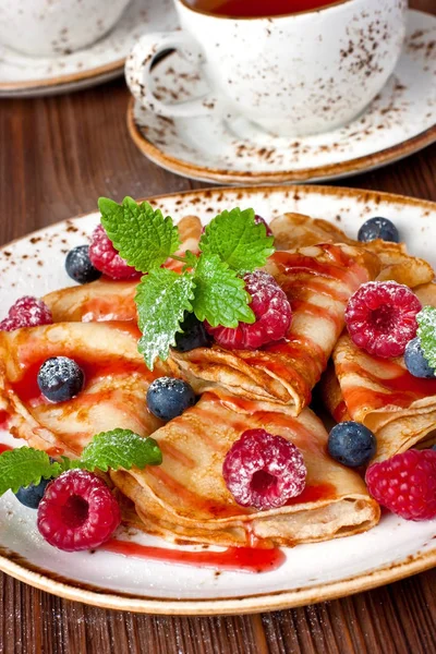 Placa de postre con panqueques y bayas —  Fotos de Stock