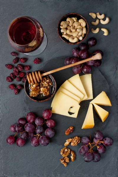 Composizione con uva, formaggio e miele — Foto Stock