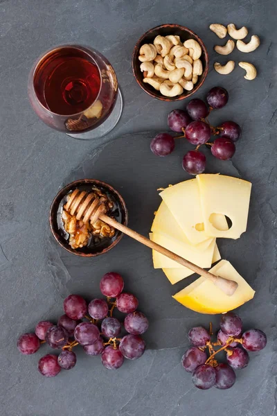 Bicchiere di formaggio, uva e vino — Foto Stock