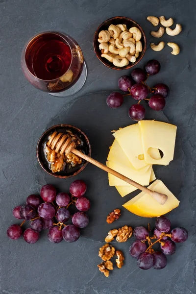 Složení s hroznů, sýrem a medem — Stock fotografie